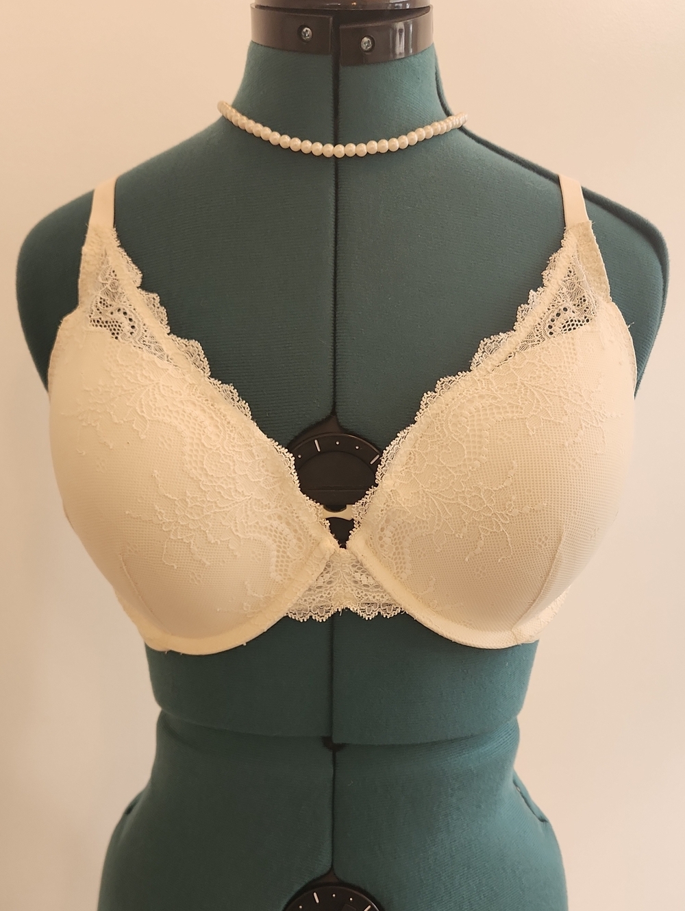 🪞Cream Lace Plunge Push-Up Bra Spanx SZ 36D
